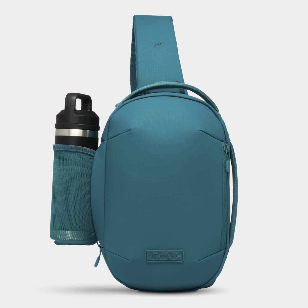 Nomatic Juniper Navigator RS Sling 6L Front View With Water Bottle#color_juniper